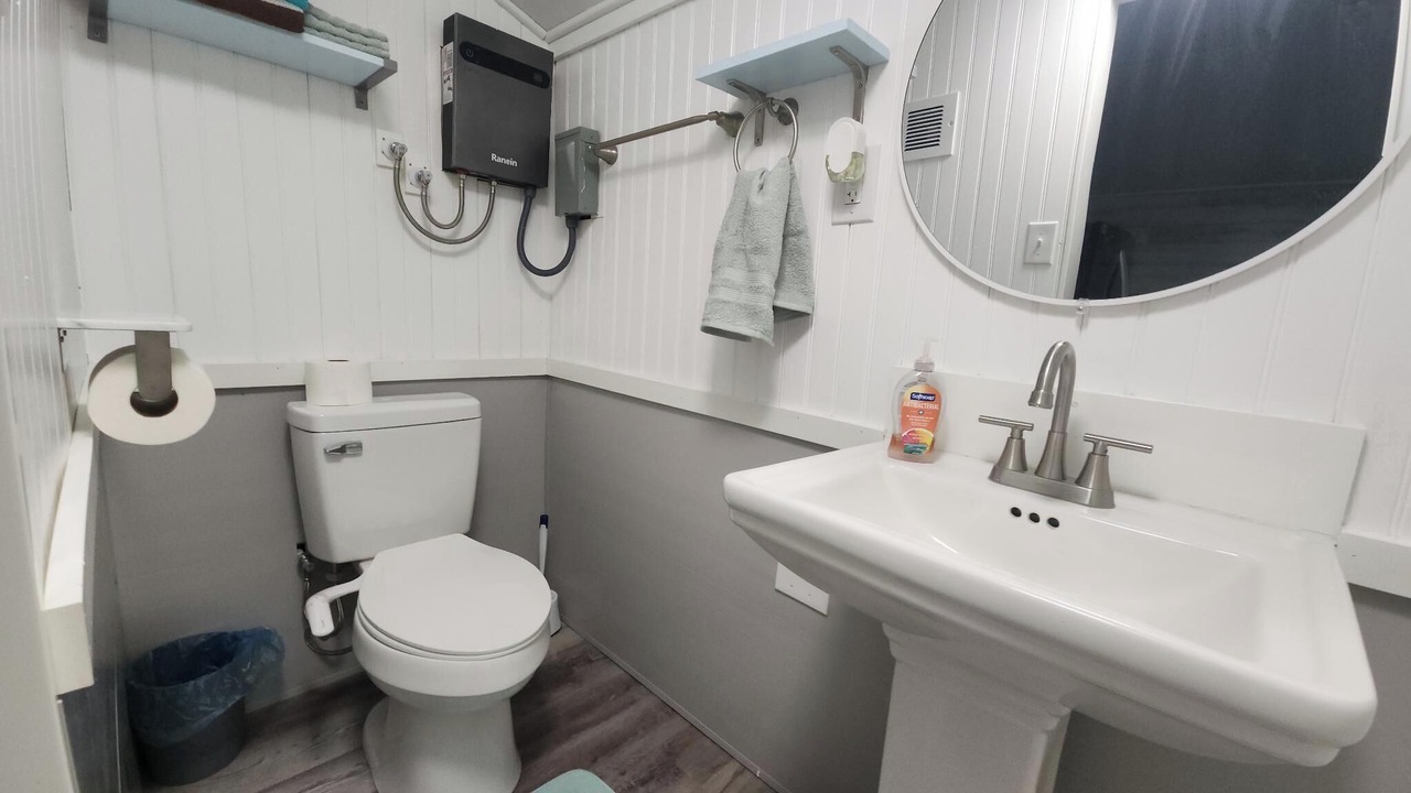Photo of Bathroom in Weeki Wachee Gardens