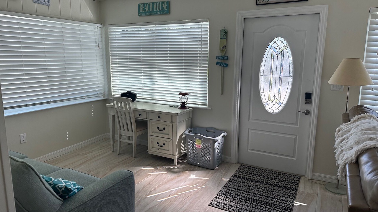 Photo of Livingroom in Mid Island