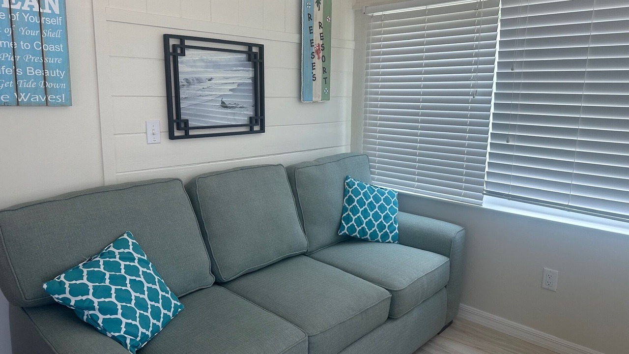 Photo of Livingroom in Mid Island