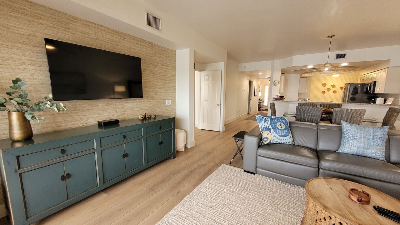 Photo of Livingroom in Vanderbilt Beach