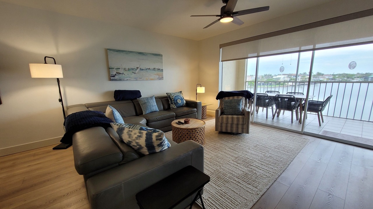 Photo of Livingroom in Vanderbilt Beach