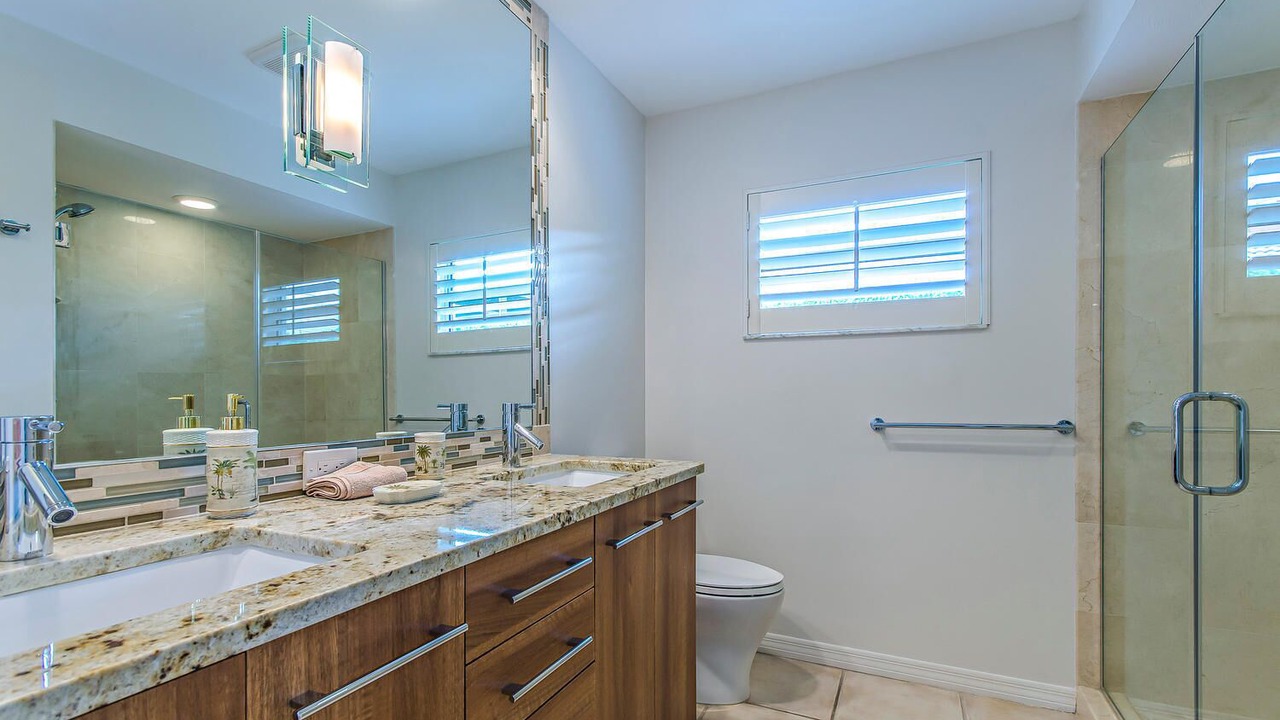 Photo of Bathroom in Park Shore