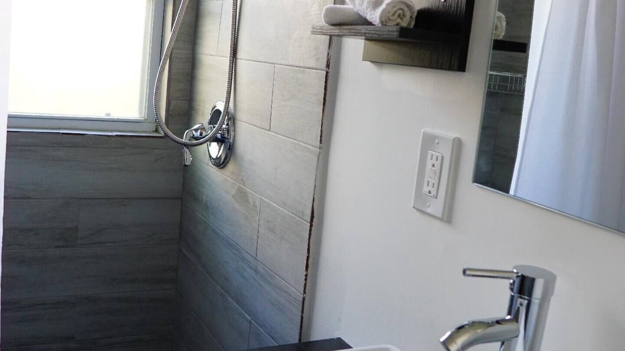 Photo of Bathroom in Carver City - Lincoln Gardens