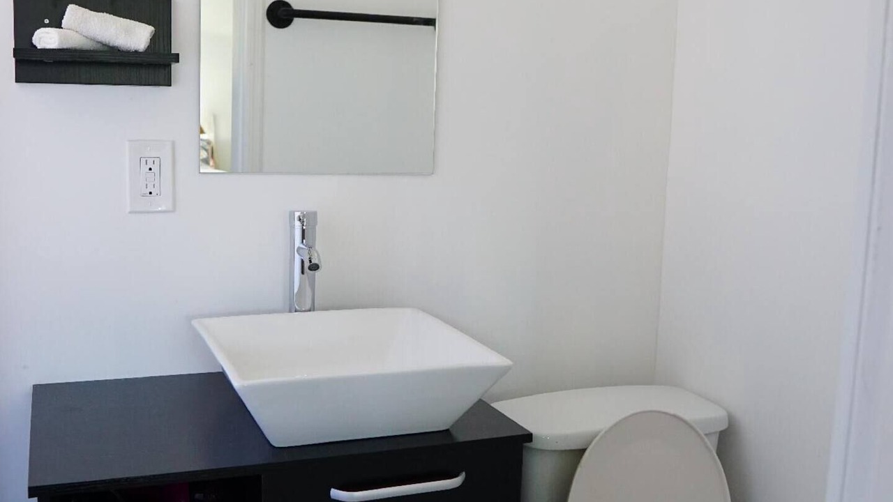Photo of Bathroom in Carver City - Lincoln Gardens