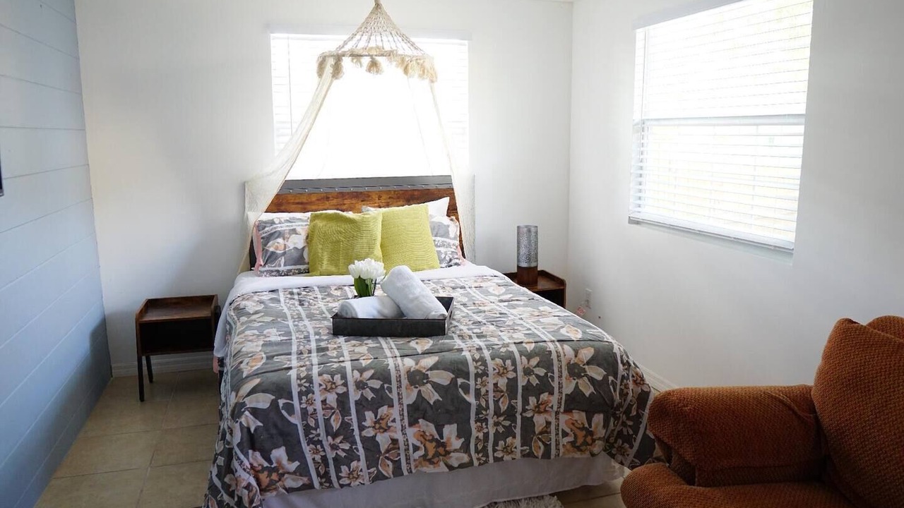 Photo of Bedroom in Carver City - Lincoln Gardens