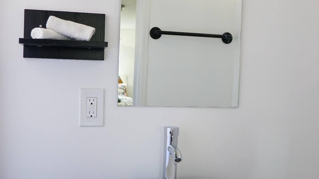 Photo of Bathroom in Carver City - Lincoln Gardens