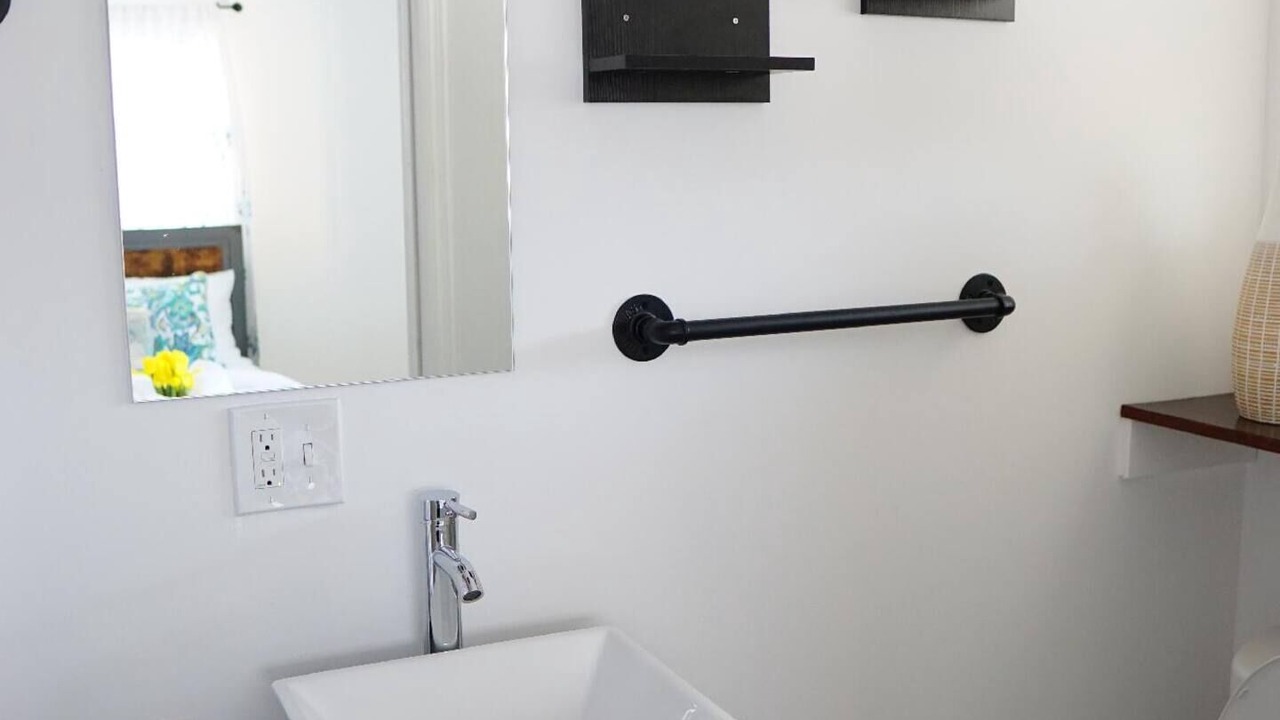 Photo of Bathroom in Carver City - Lincoln Gardens