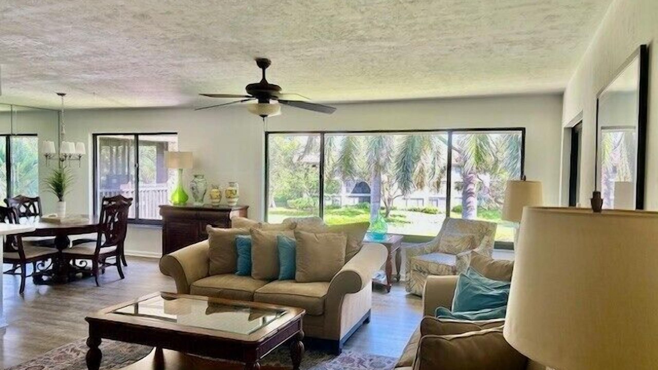 Photo of Livingroom in Pelican Bay