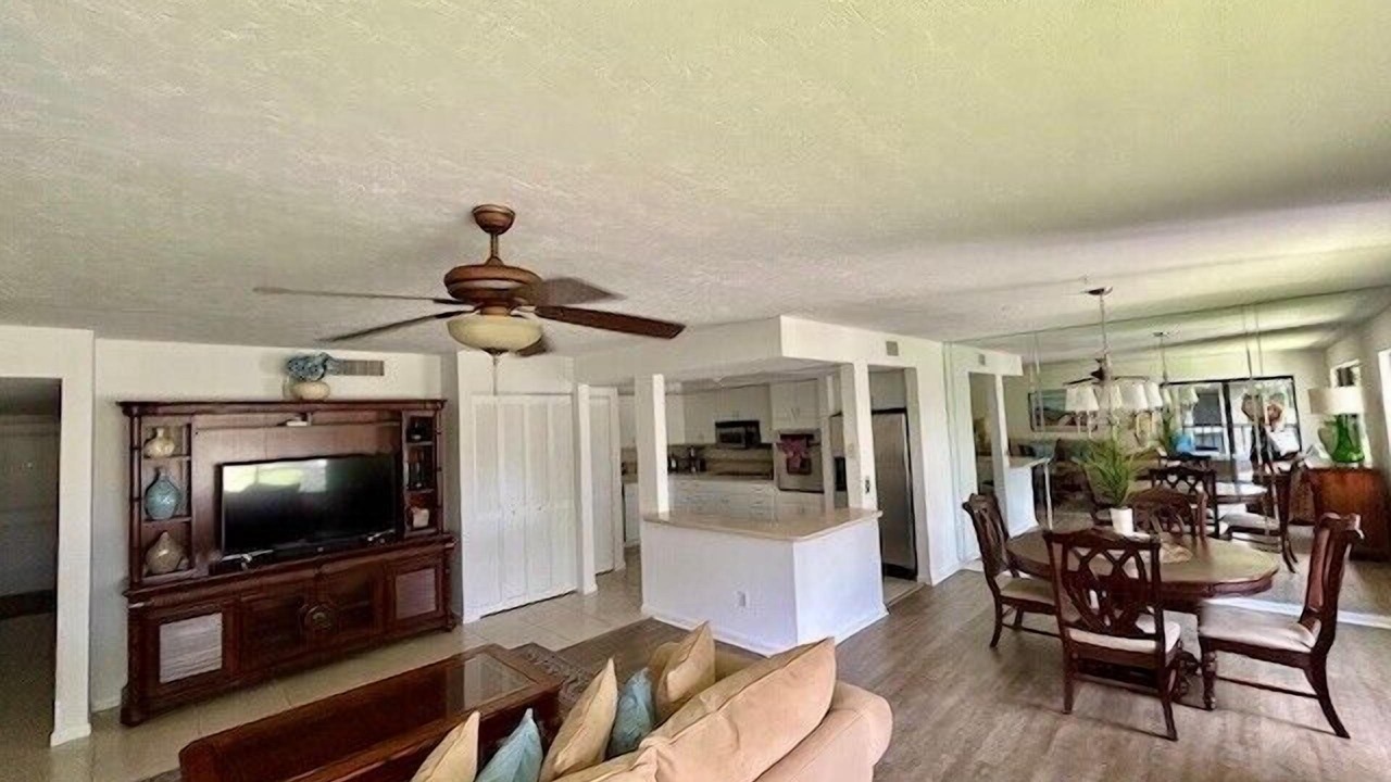 Photo of Livingroom in Pelican Bay