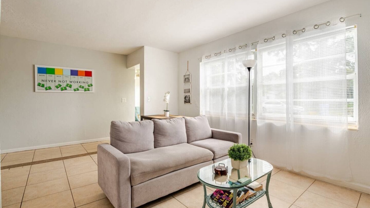 Photo of Livingroom in East Ocean Ave