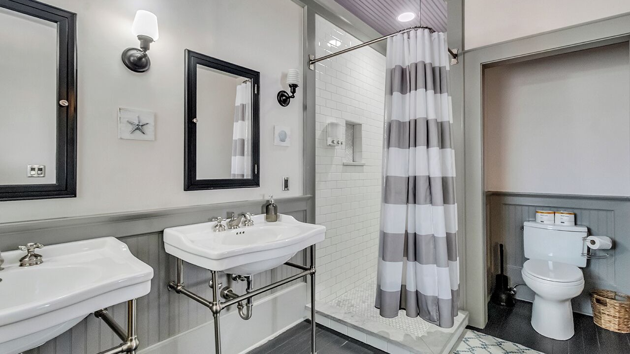 Photo of Bathroom in Metropolitan