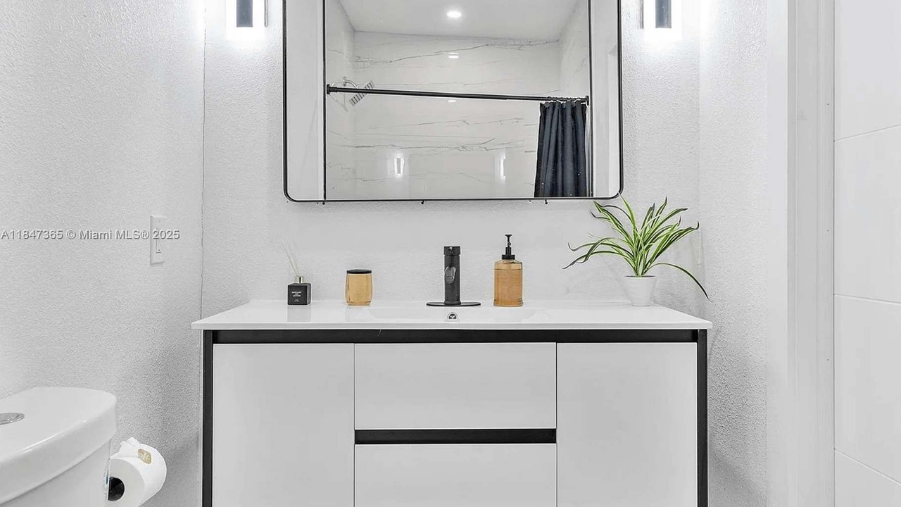 Photo of Bathroom in Golden Glades