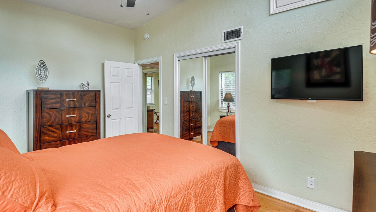 Photo of Bedroom in Elizabeth Mcbrides Raulersons