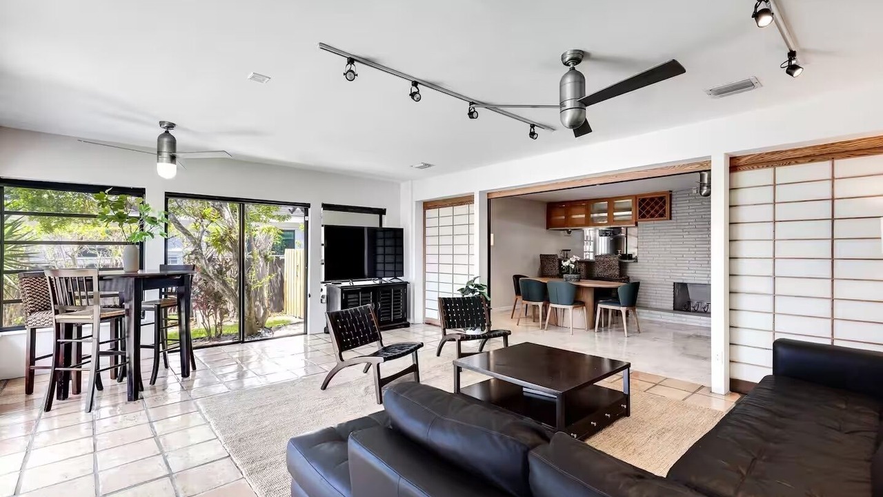 Photo of Livingroom in Lauderdale Harbours