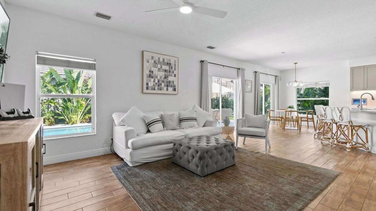 Photo of Livingroom in Egret Landing