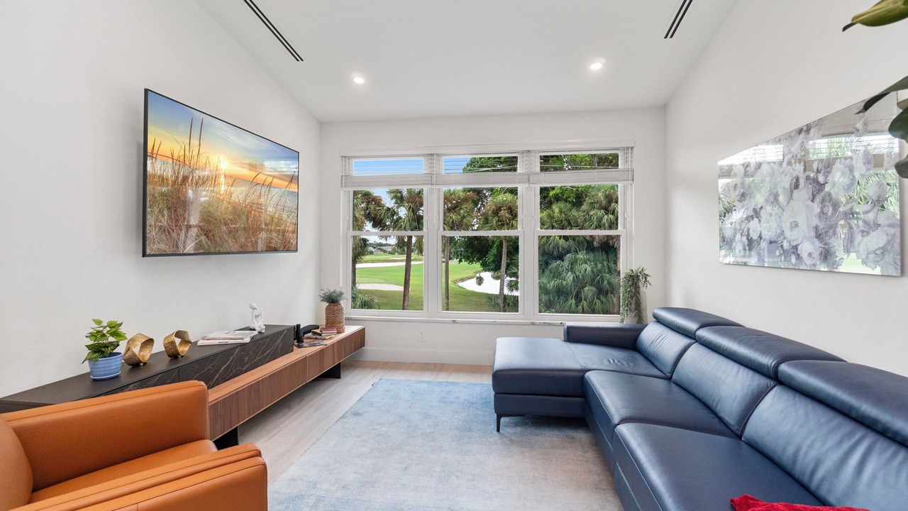 Photo of Livingroom in Imperial Golf Estates