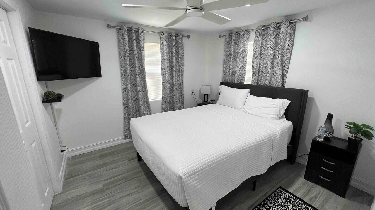 Photo of Bedroom in Carver City - Lincoln Gardens