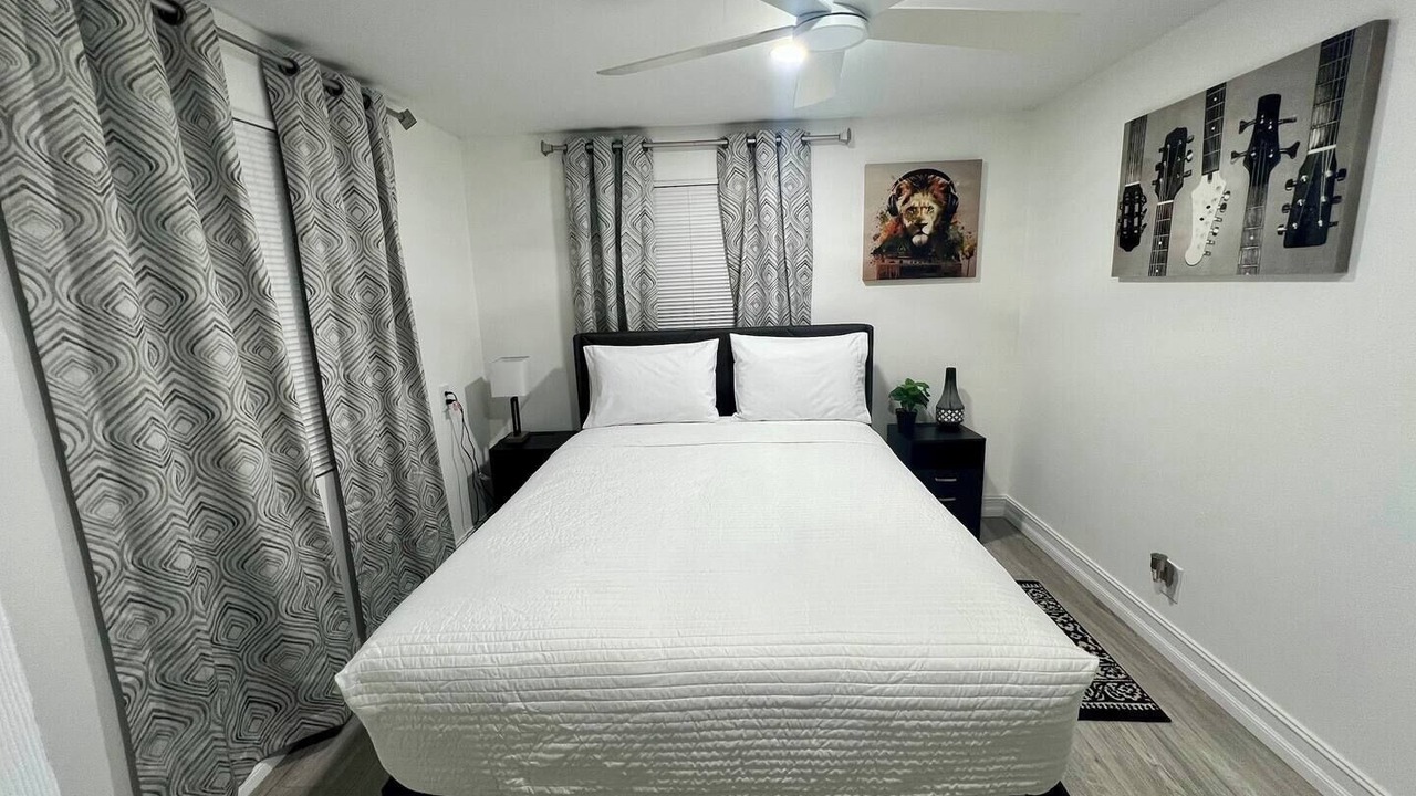 Photo of Bedroom in Carver City - Lincoln Gardens