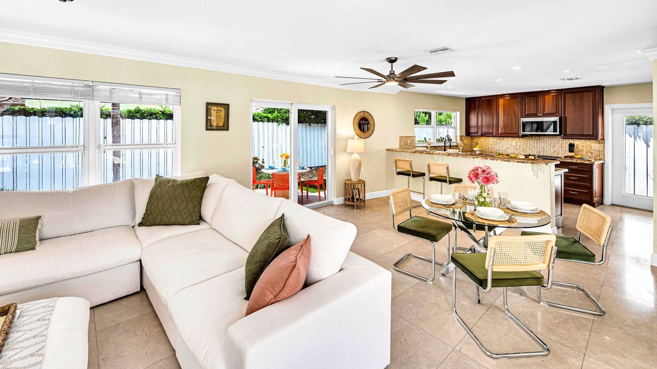 Photo of Livingroom in 17th Street Causeway