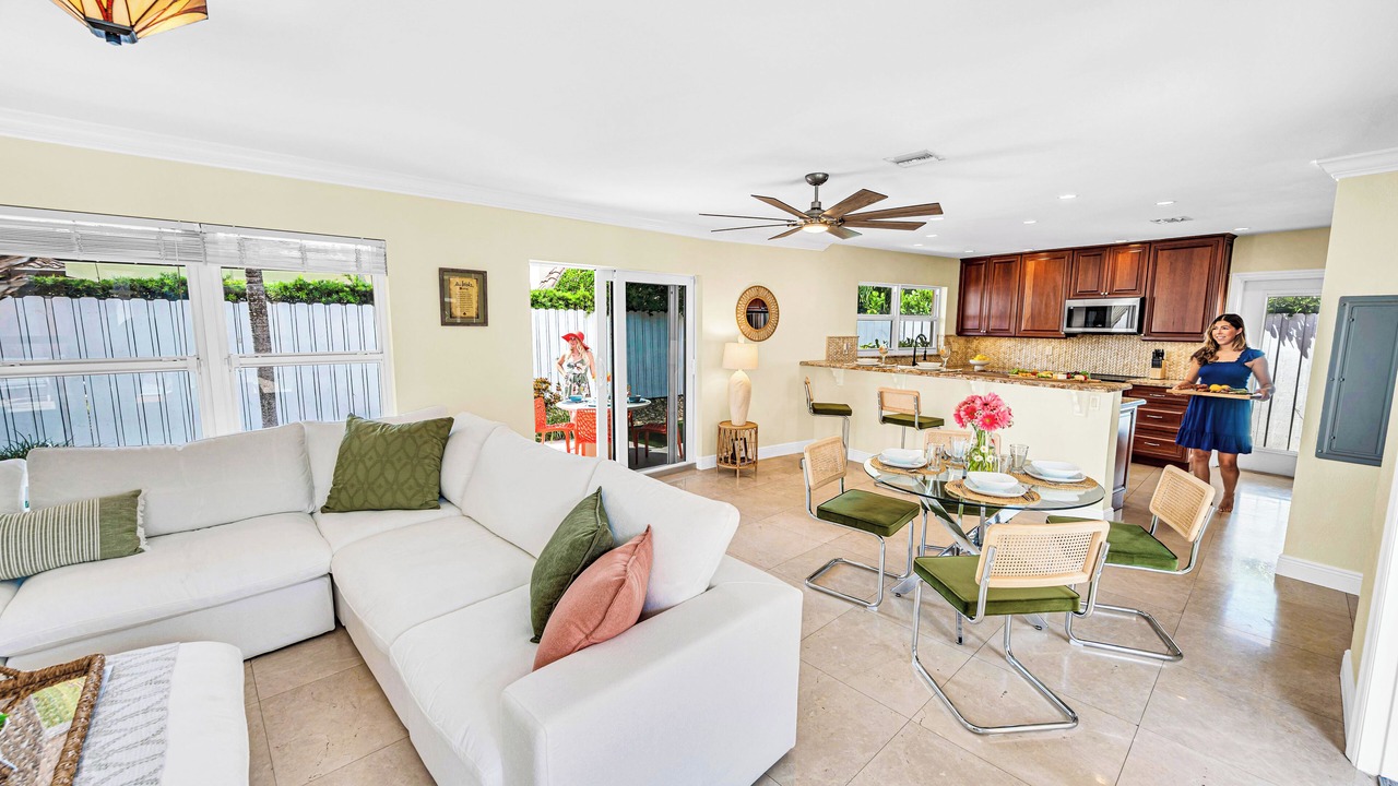Photo of Livingroom in 17th Street Causeway