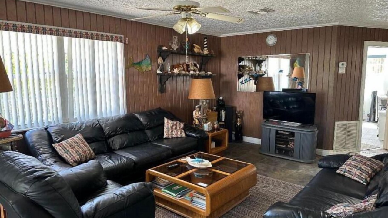 Photo of Livingroom in Breezeswept Beach Estates