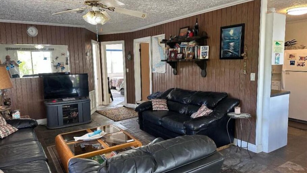 Photo of Livingroom in Breezeswept Beach Estates