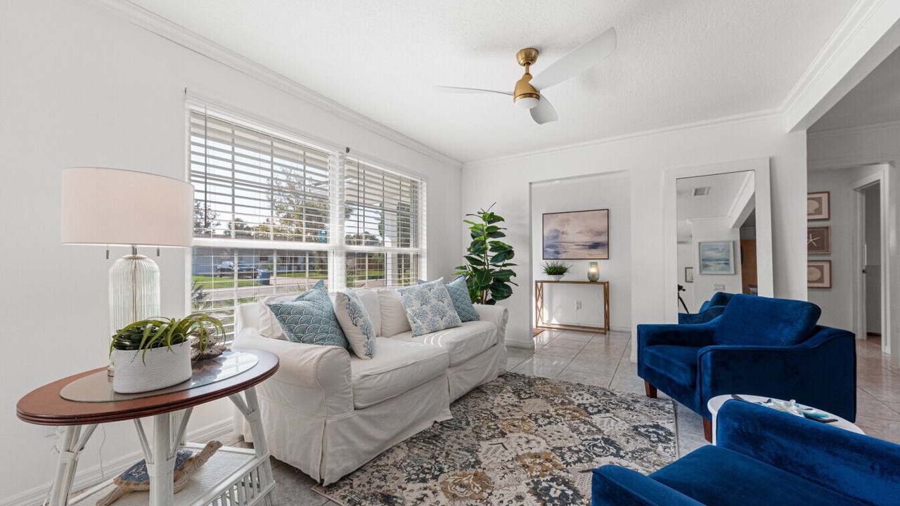 Photo of Livingroom in Dolphin's Cove