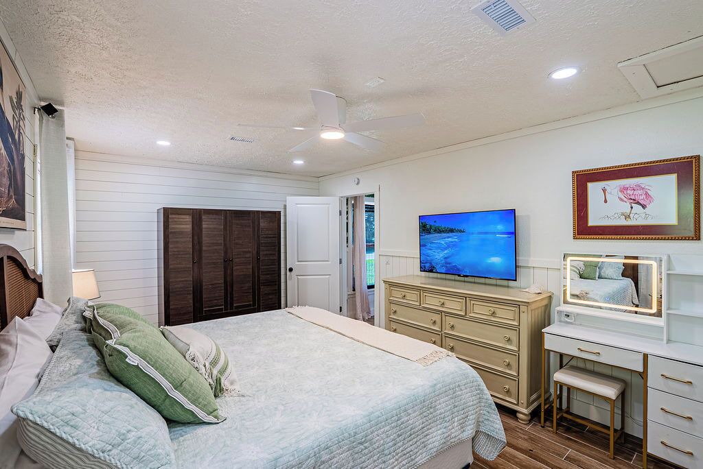 Photo of Bedroom in Bokeelia