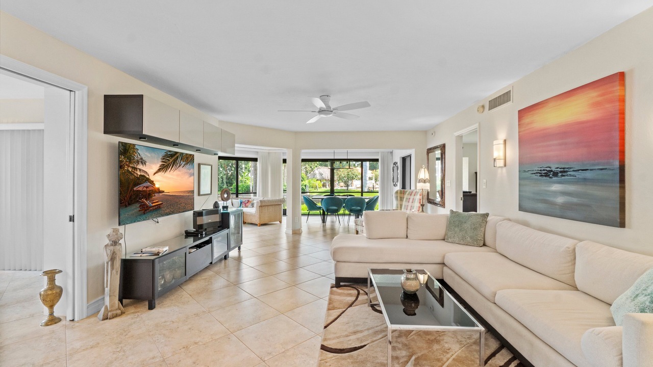 Photo of Livingroom in Pelican Bay