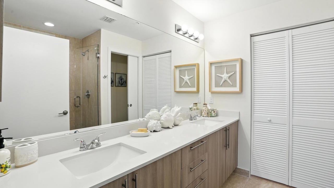 Photo of Bathroom in Beachwalk Isles