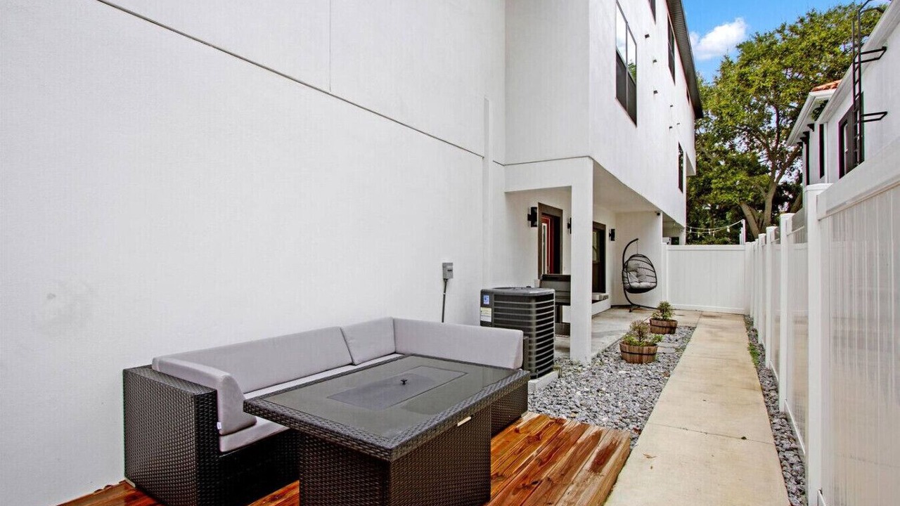 Photo of Patio Balcony in Courier City - Oscawana