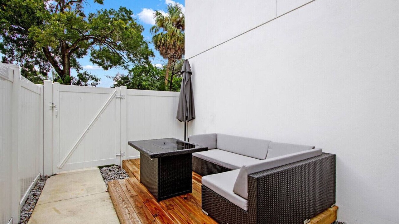 Photo of Patio Balcony in Courier City - Oscawana