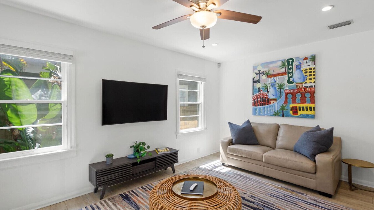 Photo of Livingroom in Historic Hyde Park North