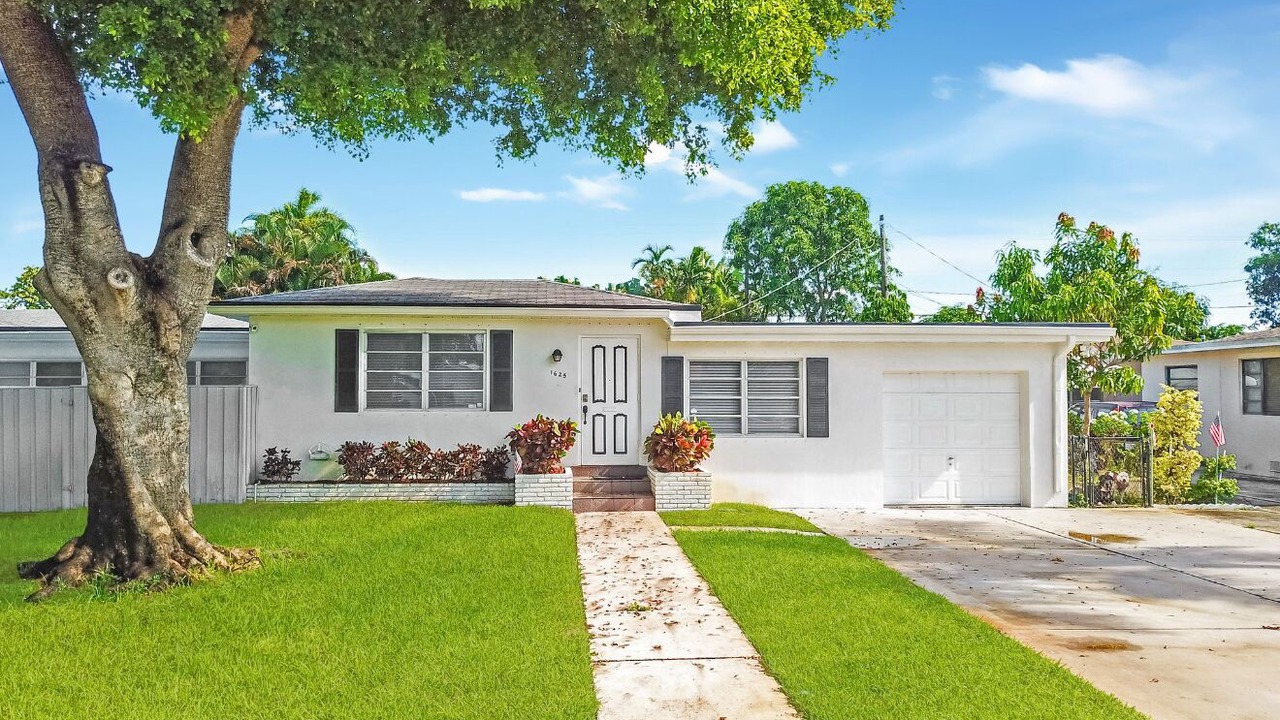 Photo of Outdoor in Royal Poinciana