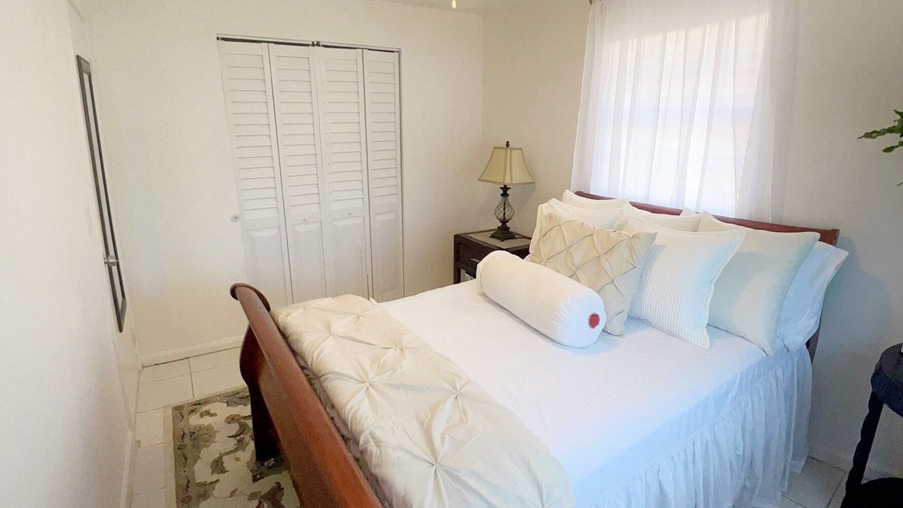 Photo of Bedroom in Lake Worth Corridor
