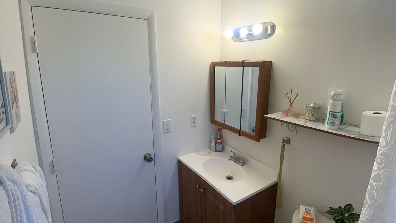 Photo of Bathroom in Lake Worth Corridor