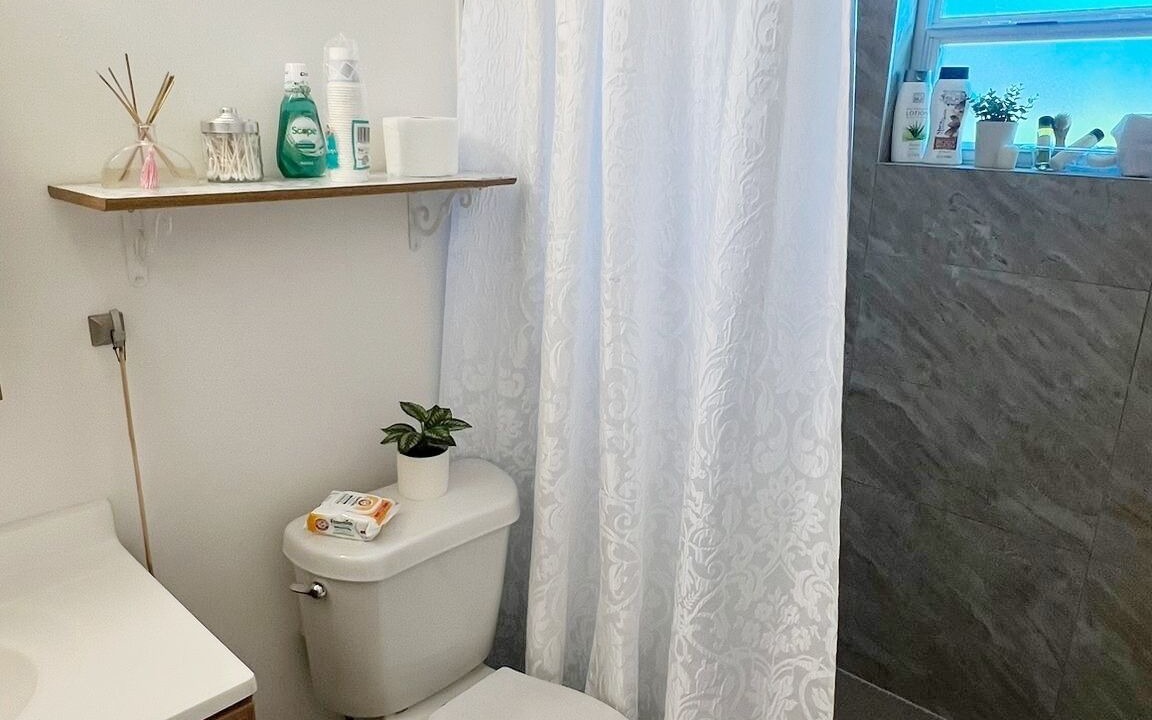 Photo of Bathroom in Lake Worth Corridor