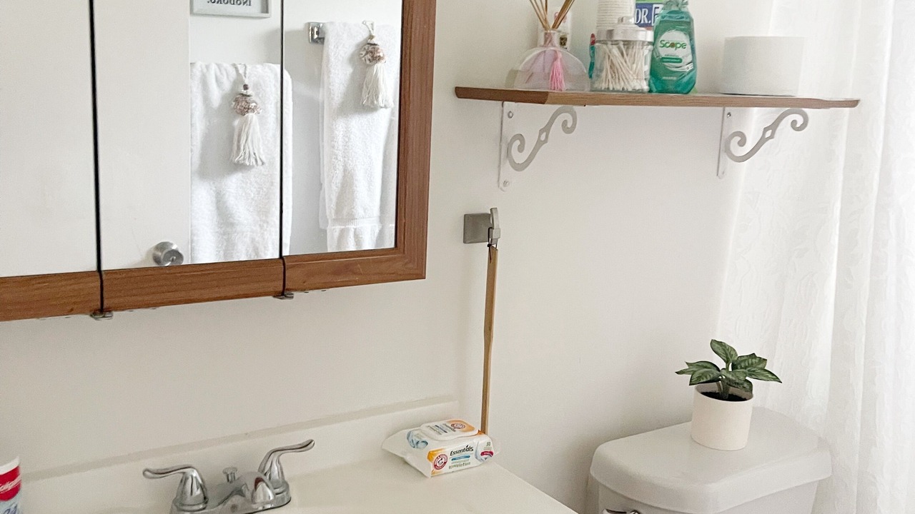 Photo of Bathroom in Lake Worth Corridor
