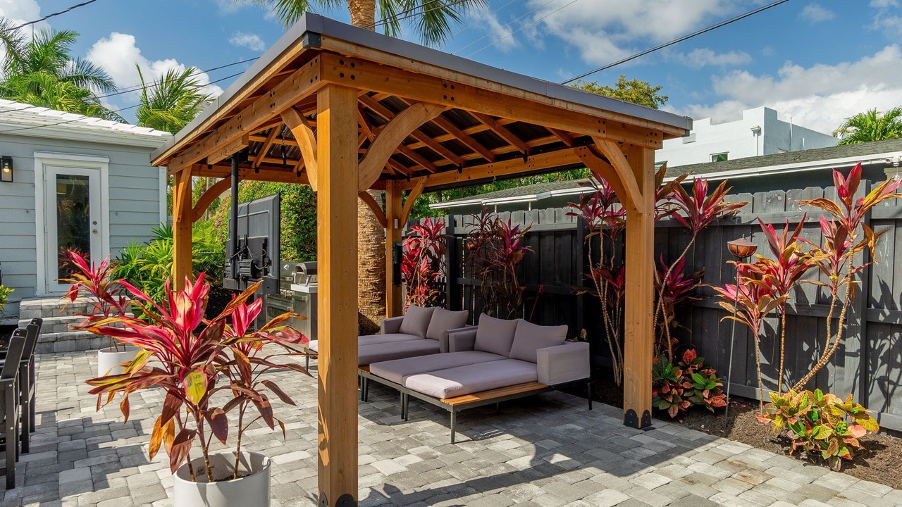 Photo of Patio Balcony in Old Northwood Historic District