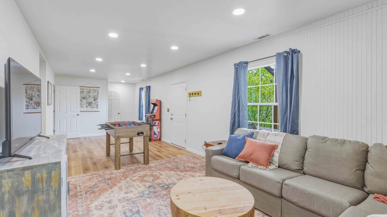 Photo of Livingroom in Screamer Mountain
