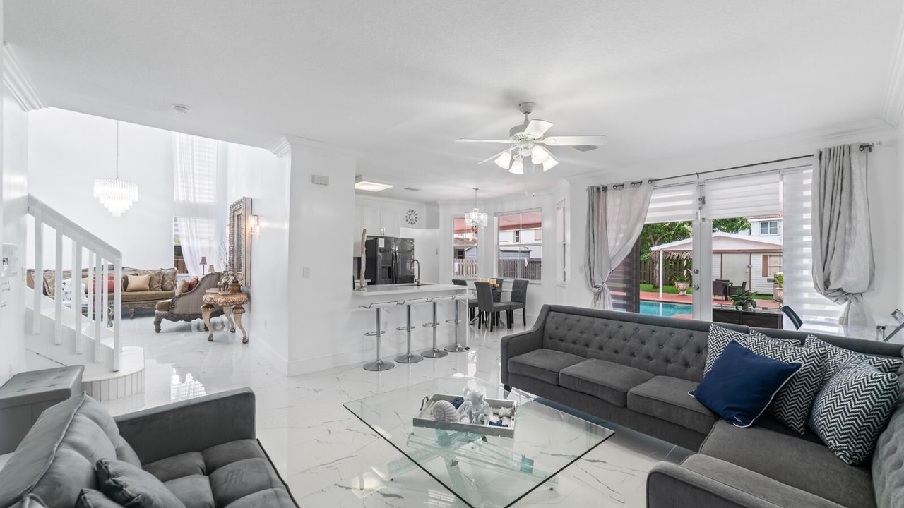 Photo of Livingroom in Ludlam