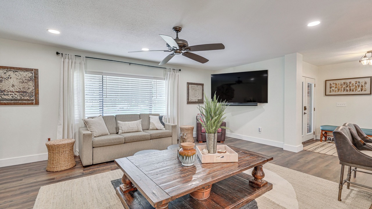 Photo of Livingroom in Bearss Plaza