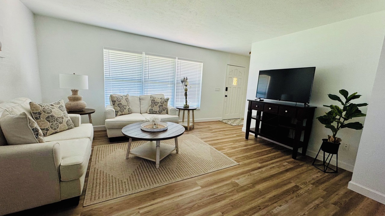 Photo of Livingroom in Yacht Club