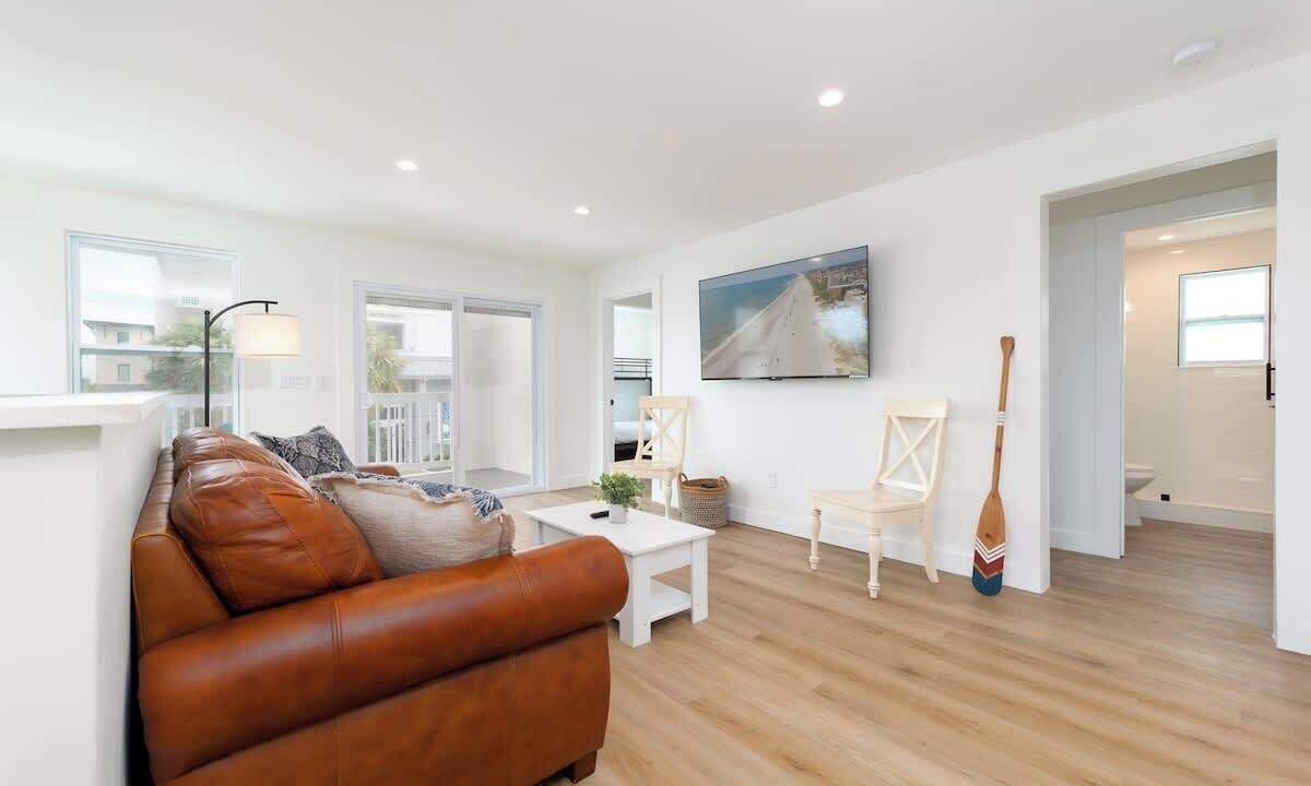 Photo of Livingroom in Neptune Beach