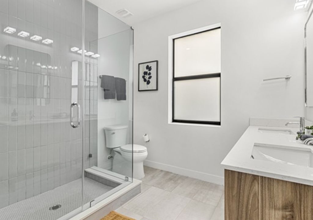 Photo of Bathroom in Pinecrest West Park