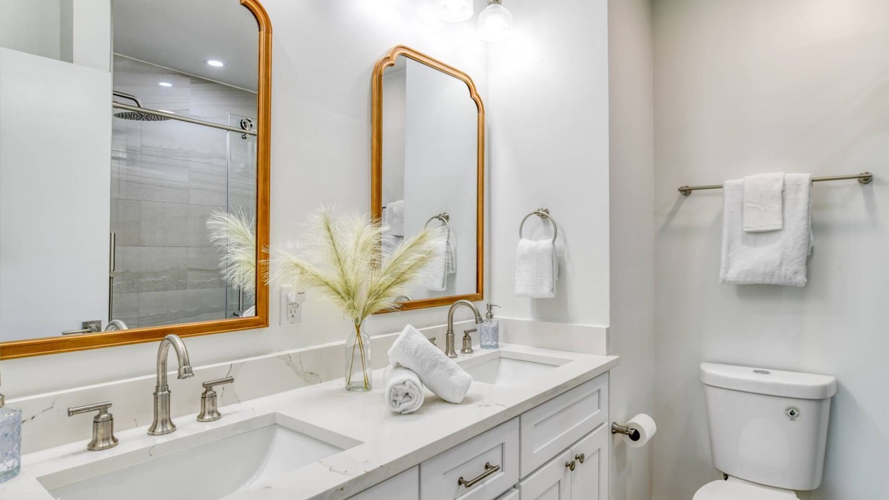 Photo of Bathroom in Surfcrest Village