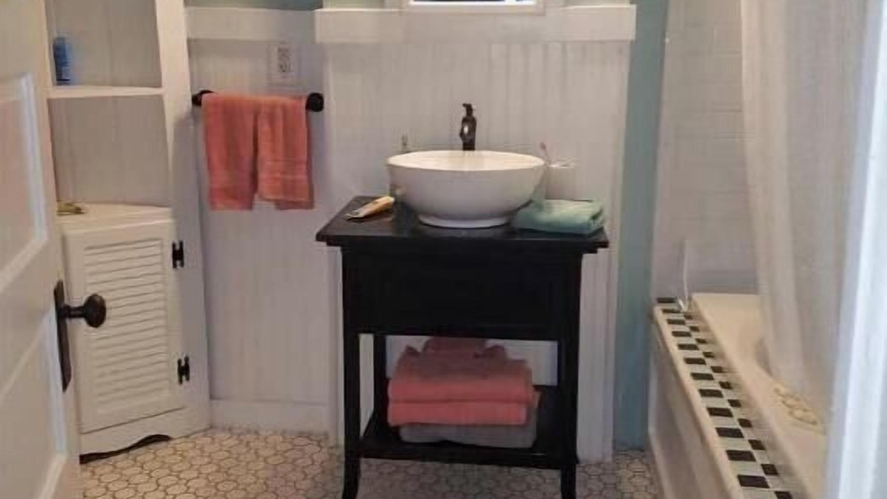 Photo of Bathroom in Dean Park Historic District