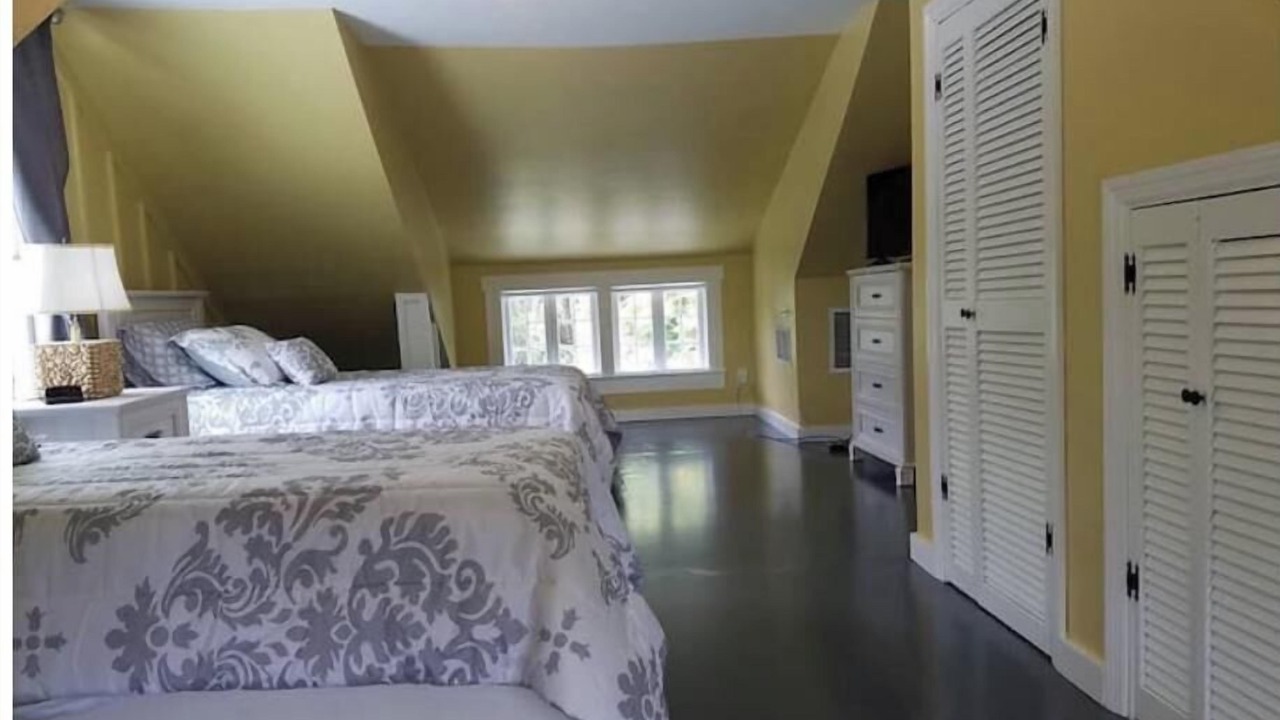 Photo of Bedroom in Dean Park Historic District