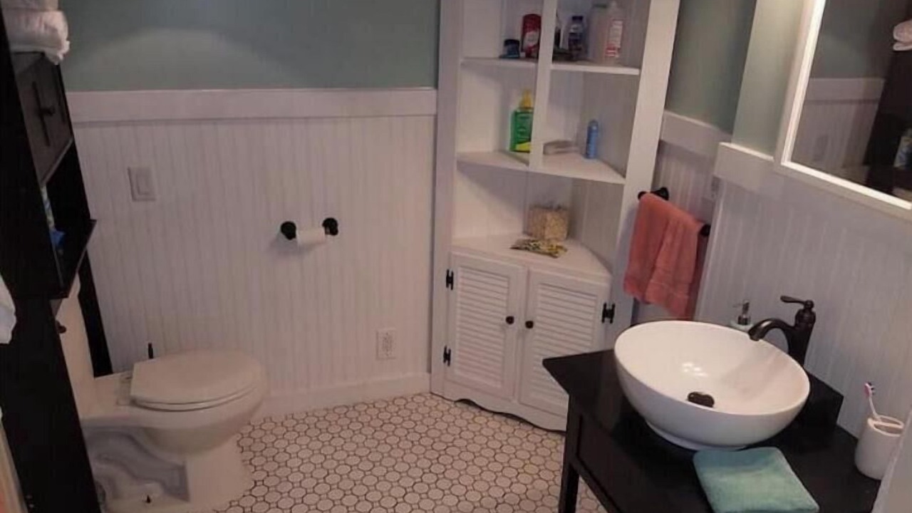 Photo of Bathroom in Dean Park Historic District