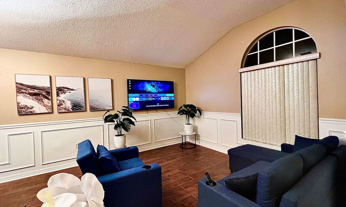 Photo of Livingroom in Town N County Park